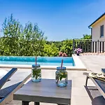 With Pool And Garden Trviz