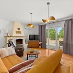 With Pool And Garden Holiday home *