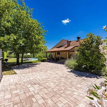 With Pool And Garden Holiday home *