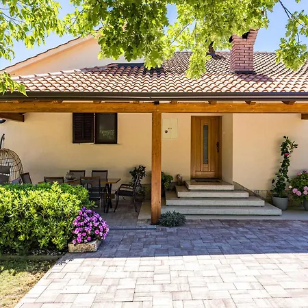 Holiday home With Pool And Garden Trviz